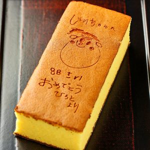 孫が描いた似顔絵がそのまま焼き付けられたカステラに、とても喜んでもらえました。