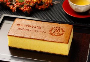 【ギフトにまつわるコラム】周年記念のノベルティに最適!名入れカステラの活用法_01