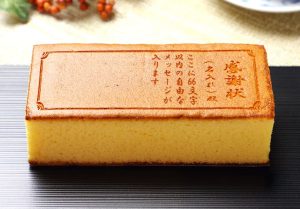 【ギフトにまつわるコラム】退職祝い、花束だけじゃない。“感謝を届ける”カステラ感謝状という選択_01