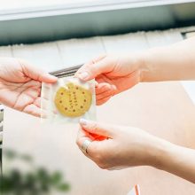 【ギフトにまつわるコラム】法人がオリジナルお菓子を使うシーン10選｜販促・記念品にも最適 _01