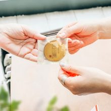 【ギフトにまつわるコラム】法人向けノベルティに最適！ロゴ入りお菓子で印象に残るプロモーション _01