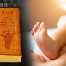 【ギフトにまつわるコラム】初節句・お食い初めにぴったり！似顔絵や足形や名前が入れられるお祝いスイーツ_01