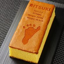 【ギフトにまつわるコラム】初節句・お食い初めにぴったり！似顔絵や足形や名前が入れられるお祝いスイーツ_04