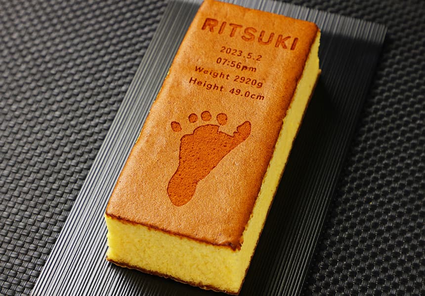 赤ちゃんの足形カステラ