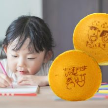 【ギフトにまつわるコラム】孫から祖父母へ。心が伝わる敬老の日プレゼントは“名前入りスイーツ”【2025年最新】_01