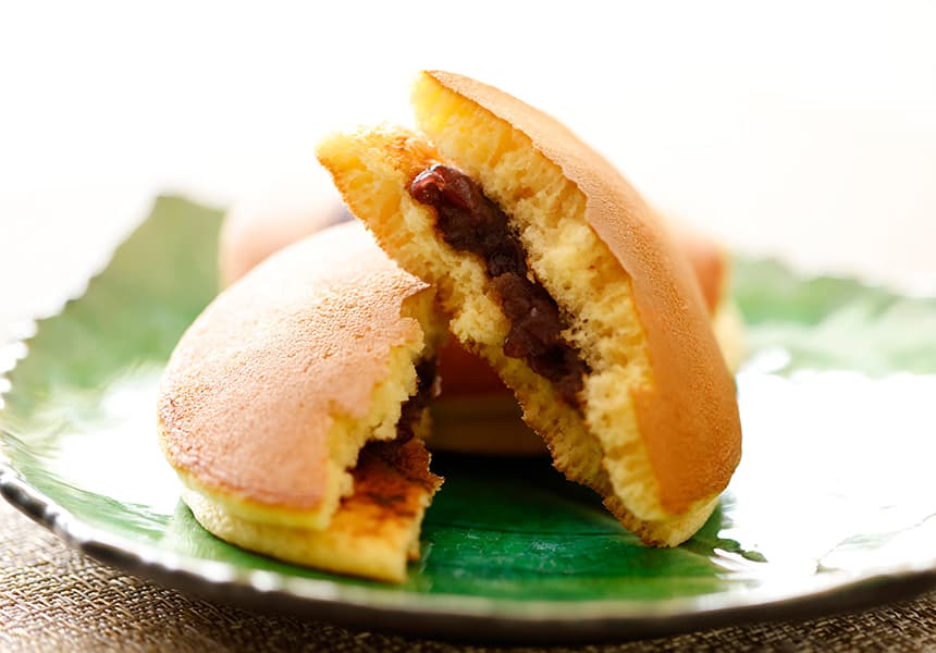 熟練した職人が銅板で一枚一枚丁寧に焼き上げています。