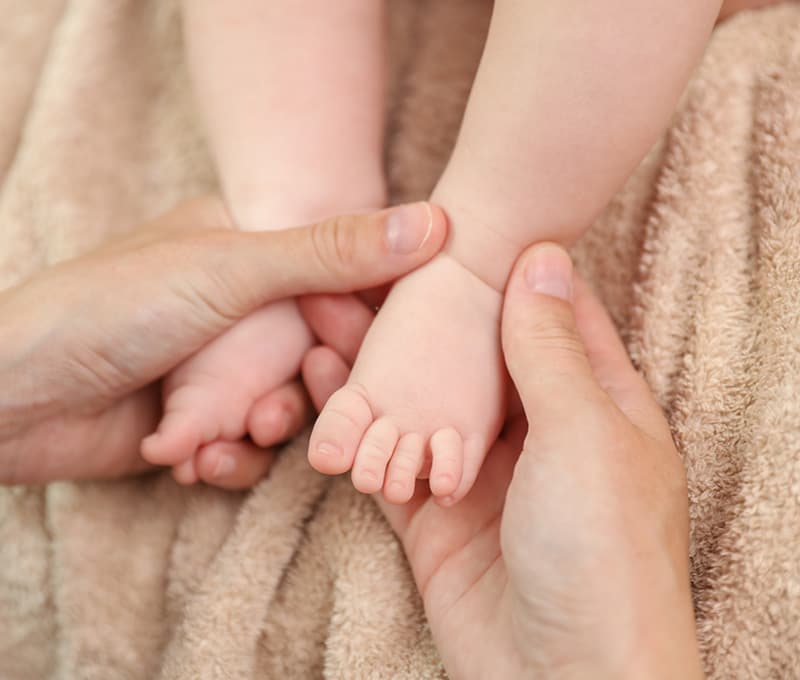 ベビーオイルなどで足を保護