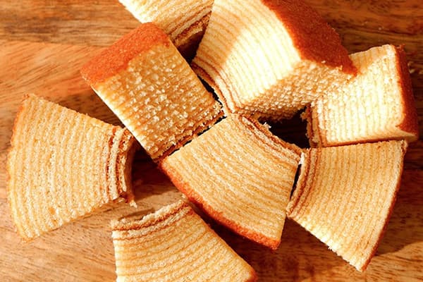 15〜16層を重ねて焼き上げたバウムクーヘンの断面